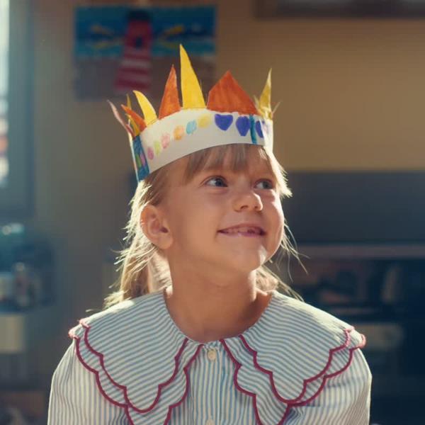 video pokazujące małą dziewczynkę w wydaniu urodzinowym