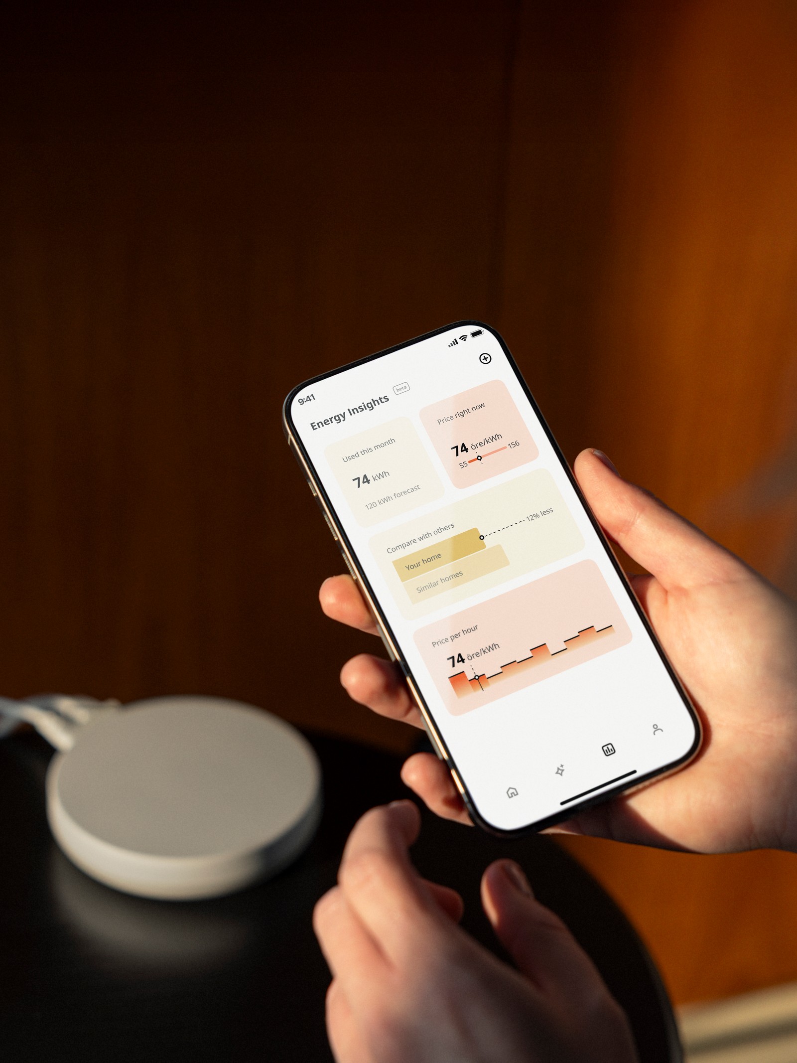En hvit DIRIGERA hub for IKEA smart appen.