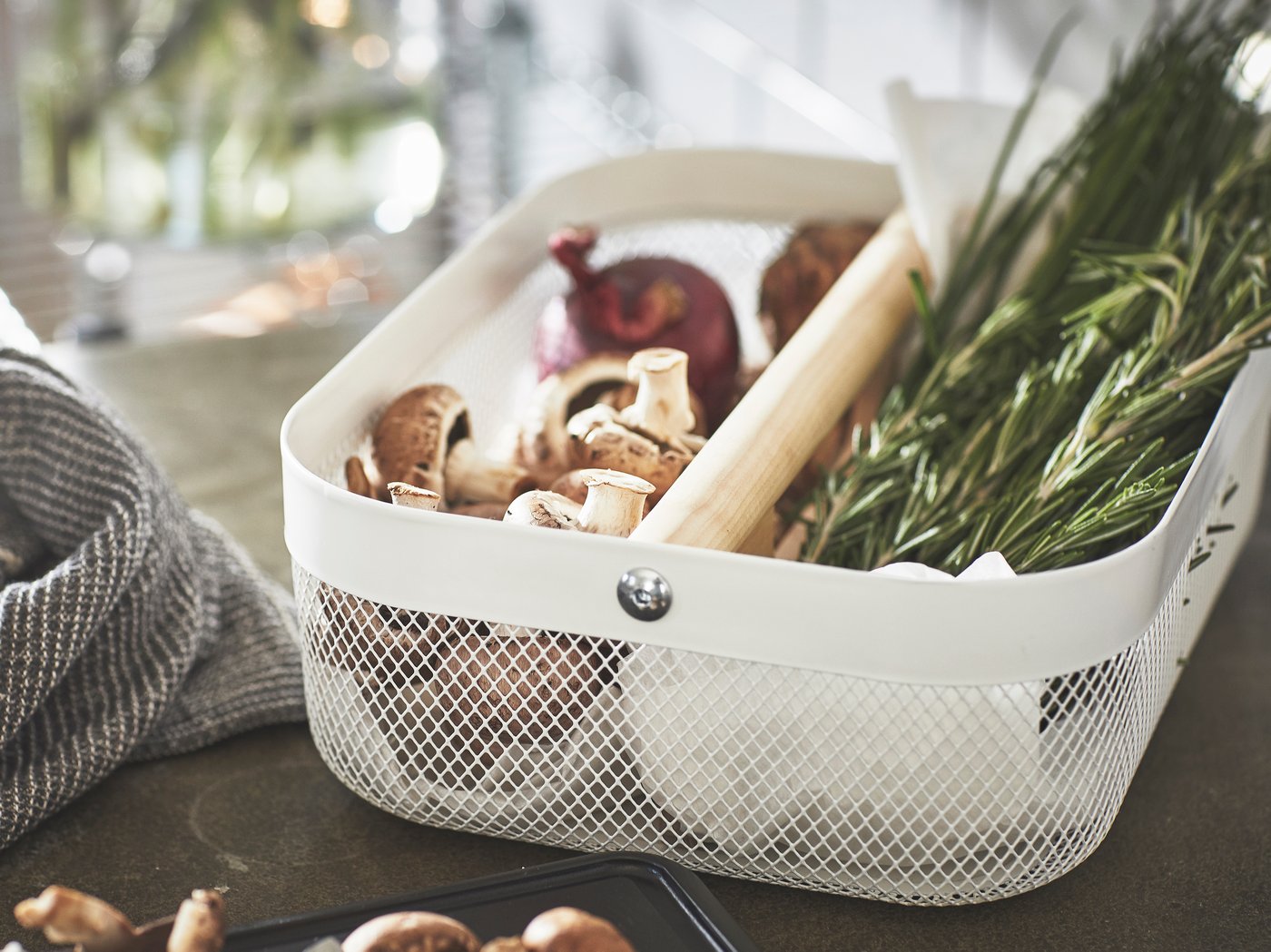 Bílý koš RISATORP s přihrádkami.