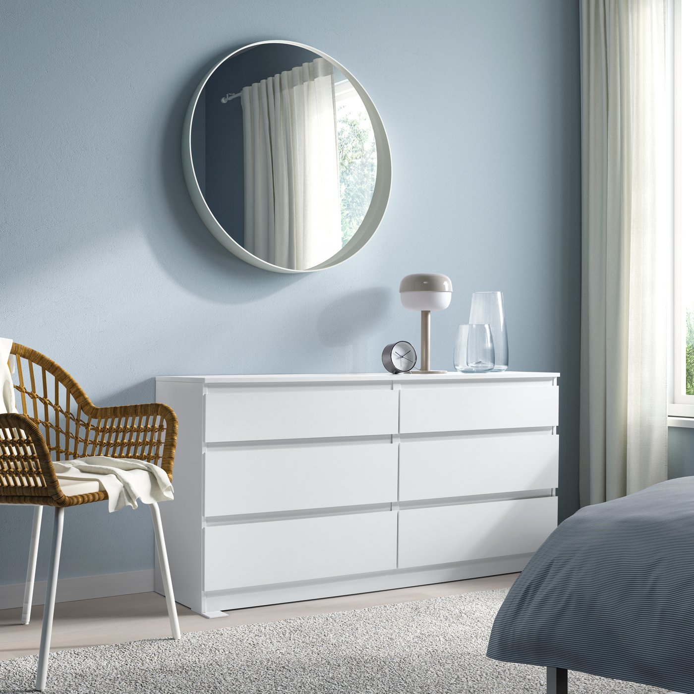 Eine weiße KULLEN Kommode steht vor einer hellblauen Wand in einem Schlafzimmer.