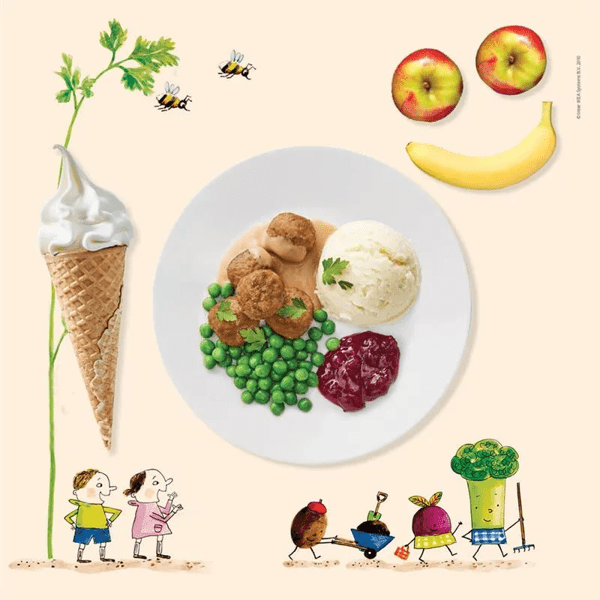  Een kindermenu met 5 Zweedse gehaktballetjes, aardappelpuree, erwtjes, roomsaus en vossenbessenjam. Fruit en een ijsje zijn afgebeeld naast het bord.