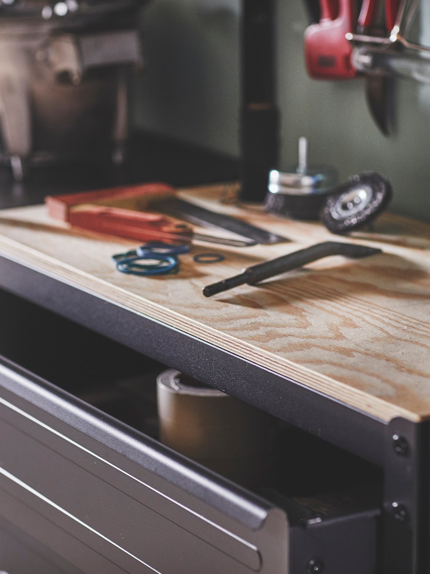 Een BROR-werkbank van zwart multiplex en grenenhout met lades