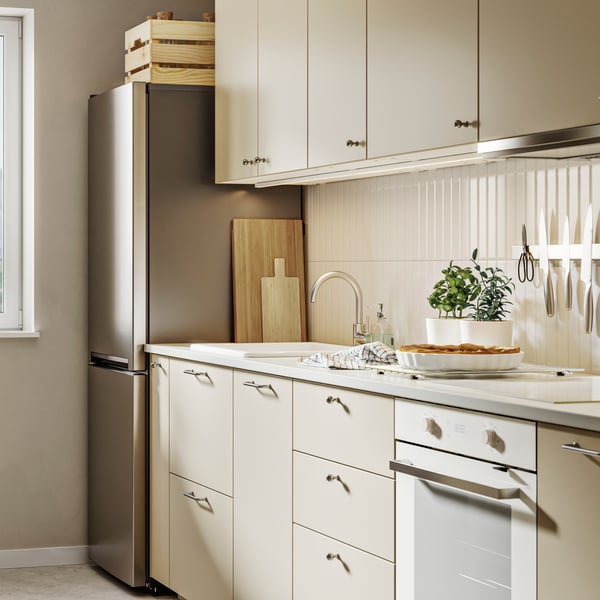 Minimalistyczna kuchnia w odcieniach beżu.