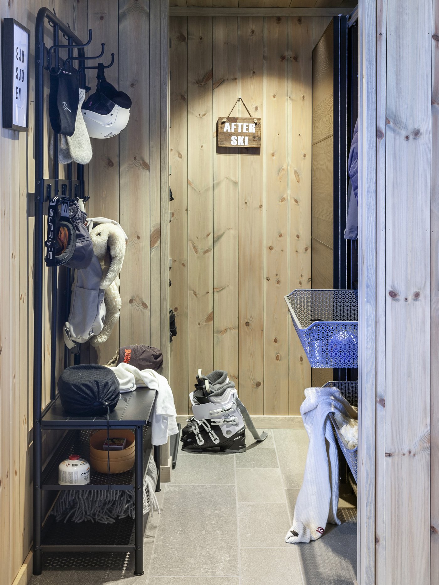 Med entremøbelet PINNIG kan våte votter henges opp før de igjen finner sin plass i kurvene i PAX skyvedørsgarderoben.