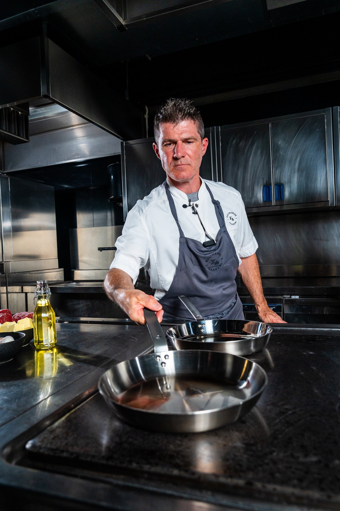 En mesterkokk lager mat.