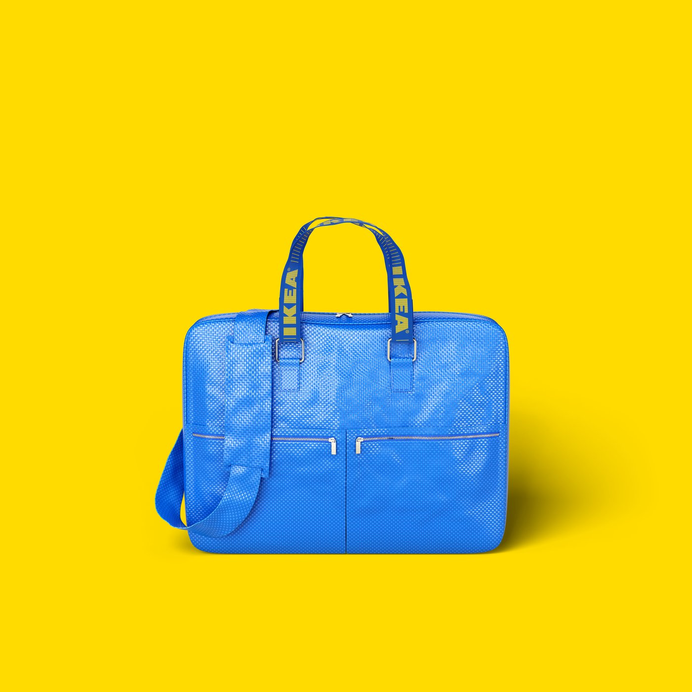 En blå IKEA frakta pose foldet til en arbejdstaske 