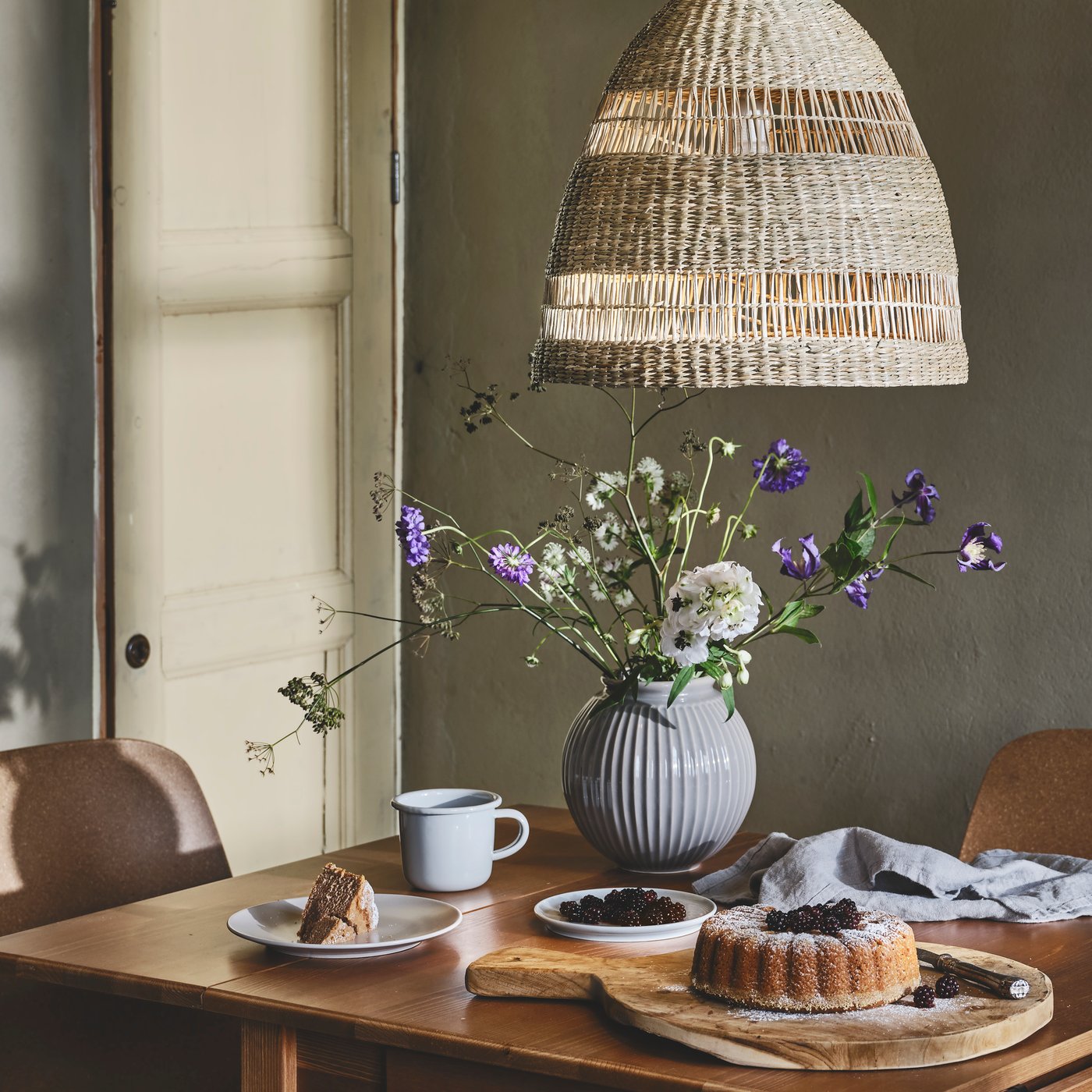 En lantlig matplats med blommor på bordet.