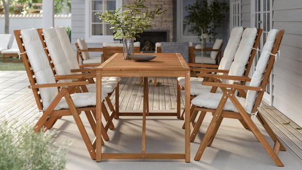 Un comedor de terraza NÄMMARÖ con cuatro sillas.