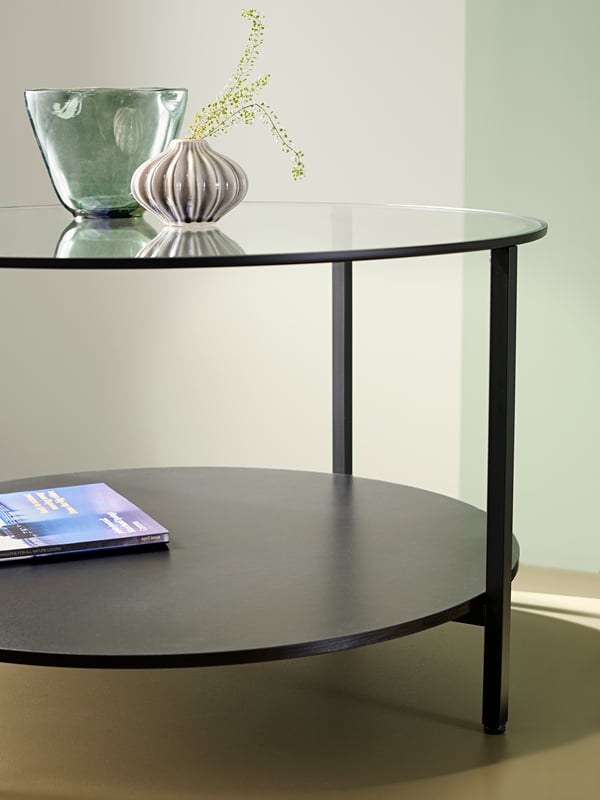 Gros plan d’une table basse ronde.