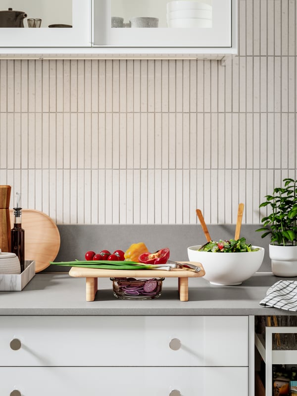 An in/outdoor white FÖRENLIG plant pot in the kitchen
