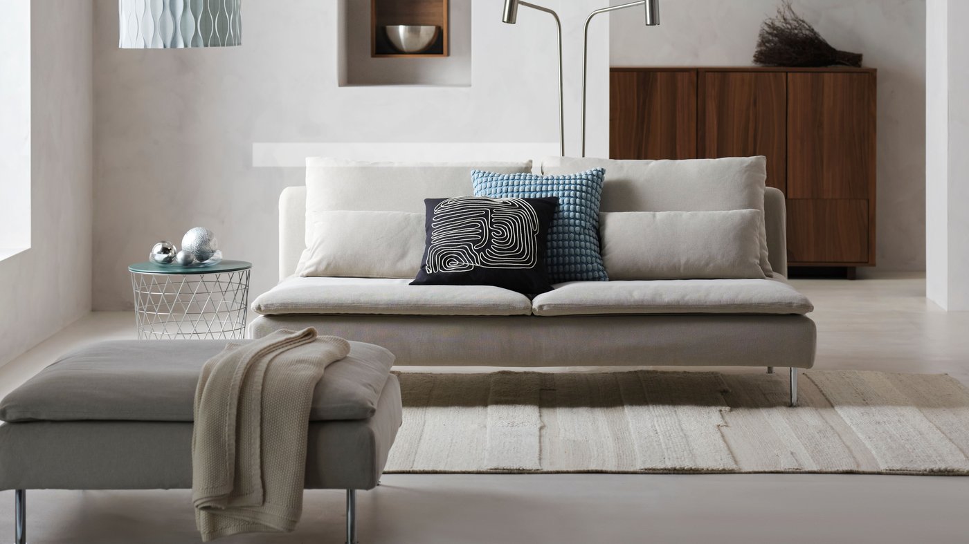 A black and white BRUNBRÄKEN cushion cover