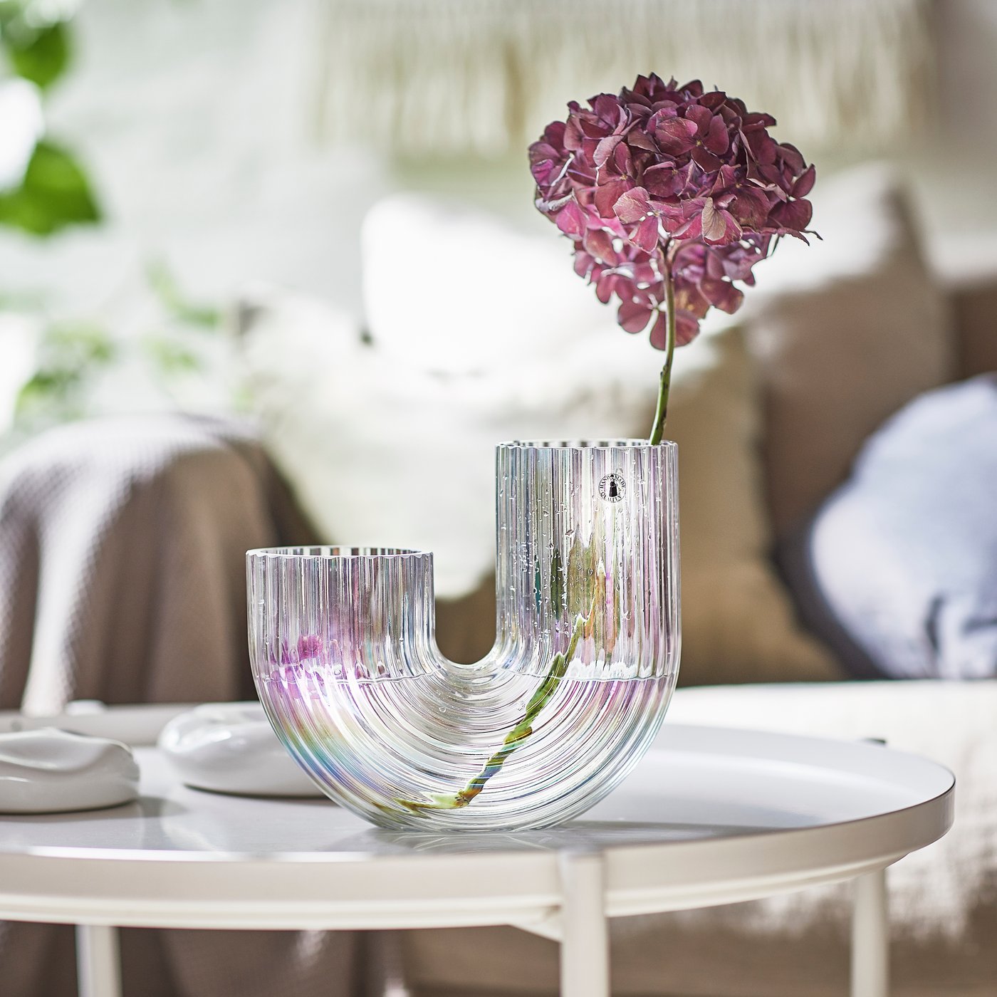 Eine Vase von RÄFFELBJÖRK in Perlmuttfarbe