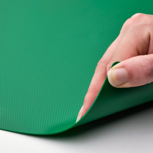 A green/bright green FINFÖRDELA bendable chopping board