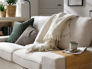 En FRIDFULL-blomsterpotte med vannhyasint i stuen.