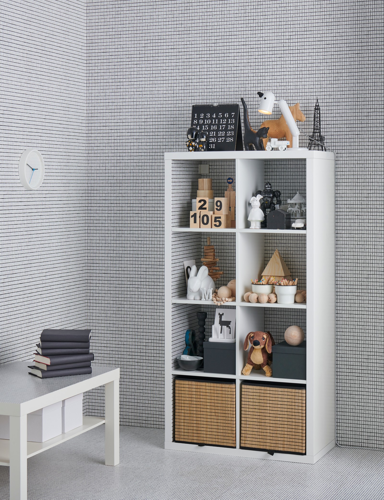 Bela polica s unutrašnjom dekoracijom nalazi se naspram bele pozadine.