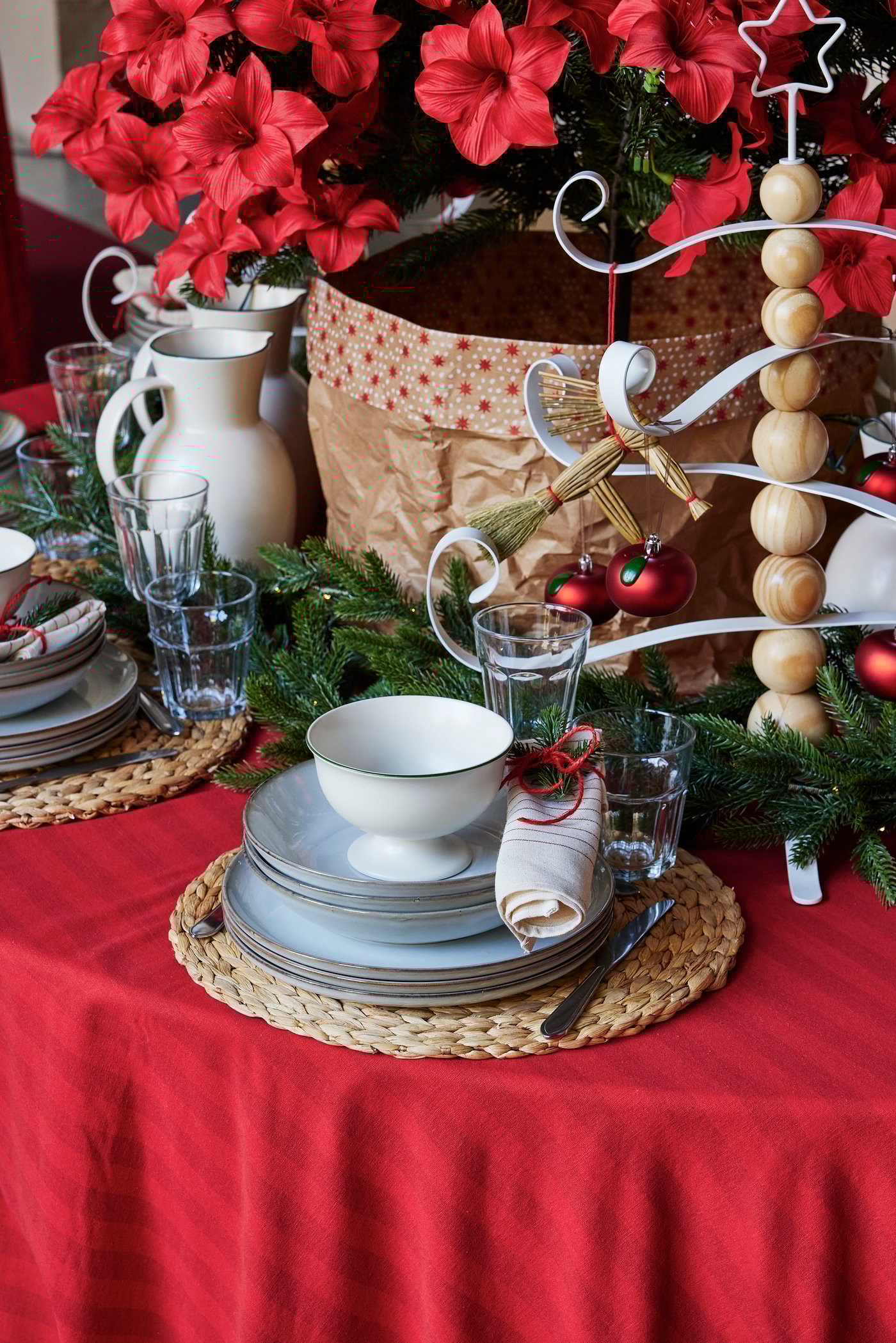 Rustikk julebordsett med lyst porselen..