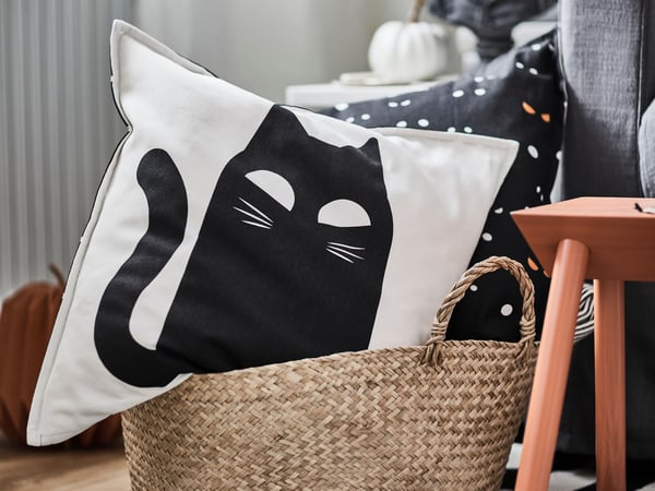 A cat pattern white/black KUSTFYR cushion cover