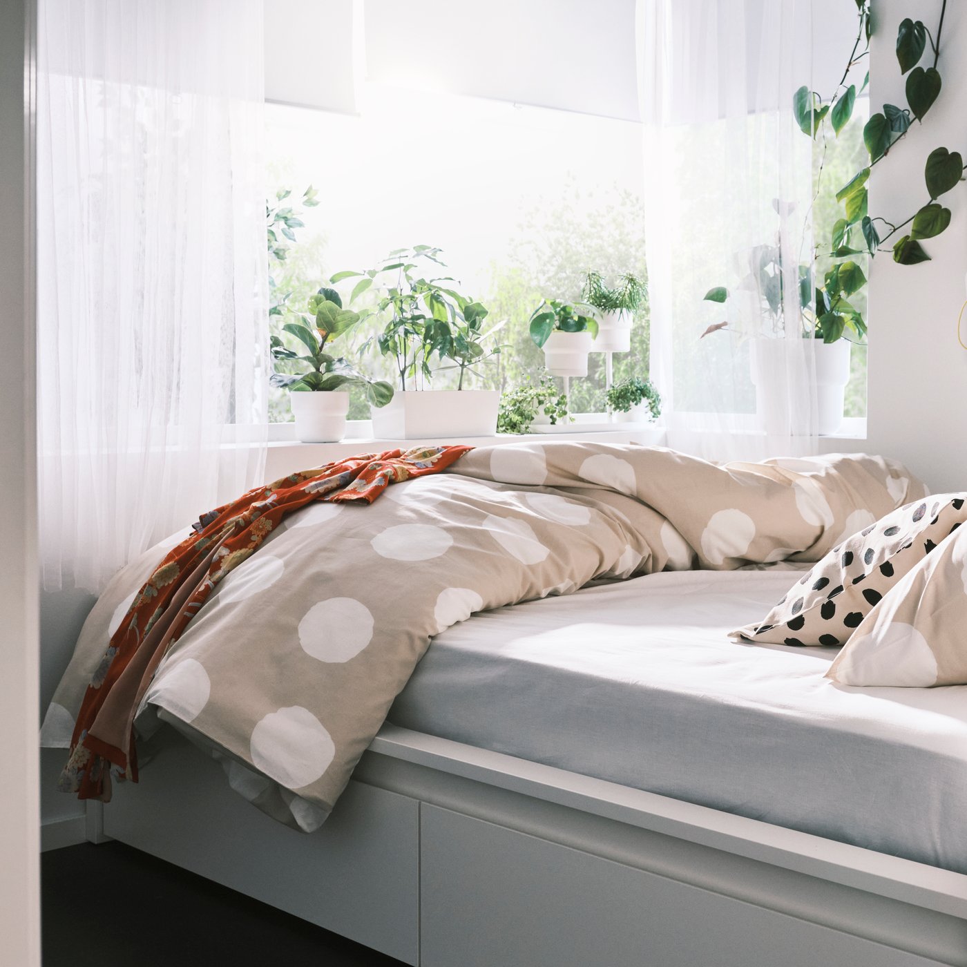 A beige/white/dotted KLYNNETÅG duvet cover and 2 pillowcases