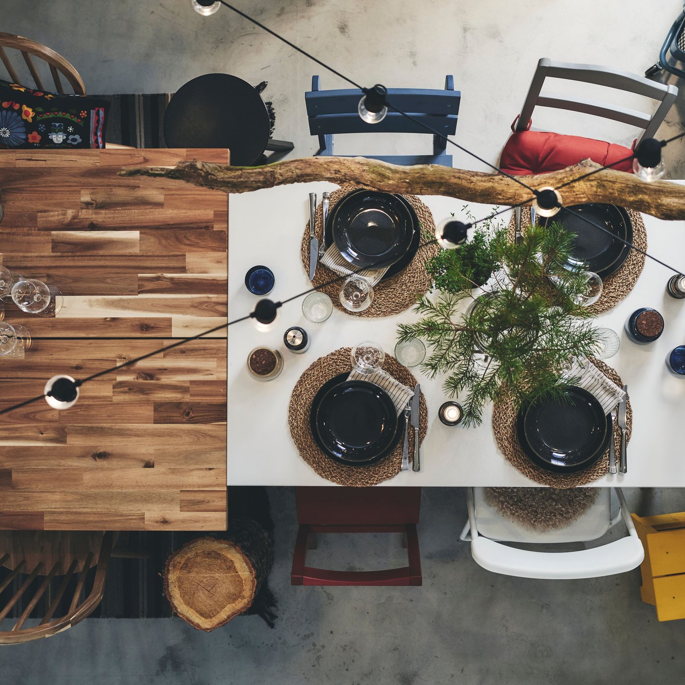 Photo prise en plongée d'une table dressée avec des branches.
