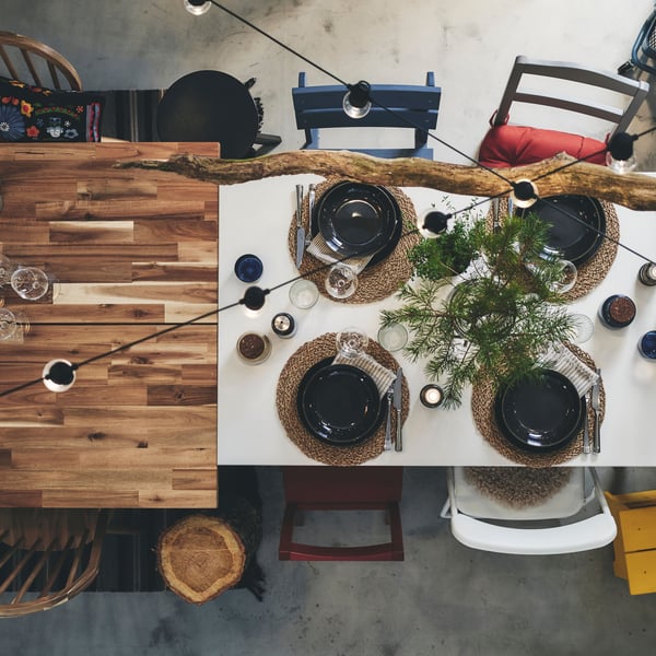 Photo prise en plongée d'une table dressée avec des branches.