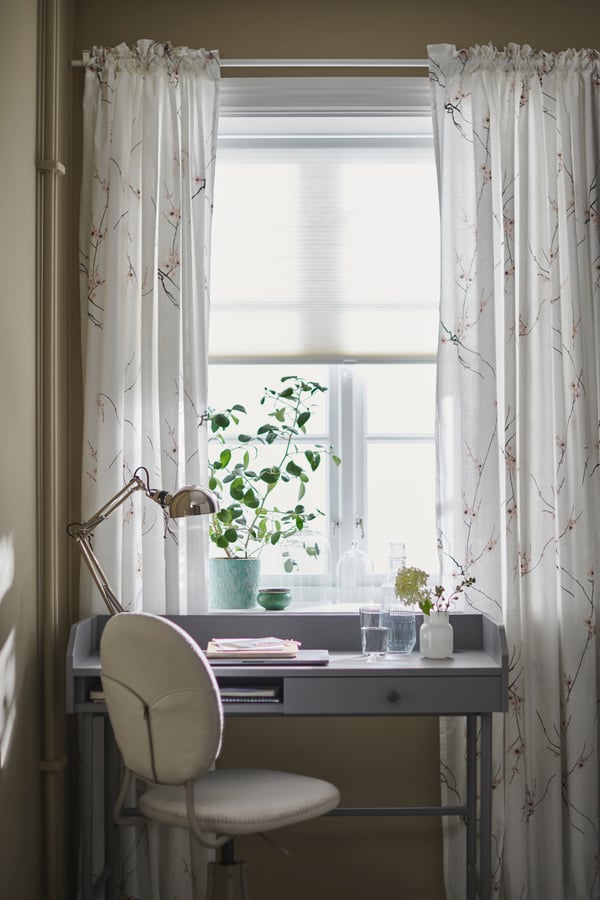 A white FÖRENLIG vase in the home office