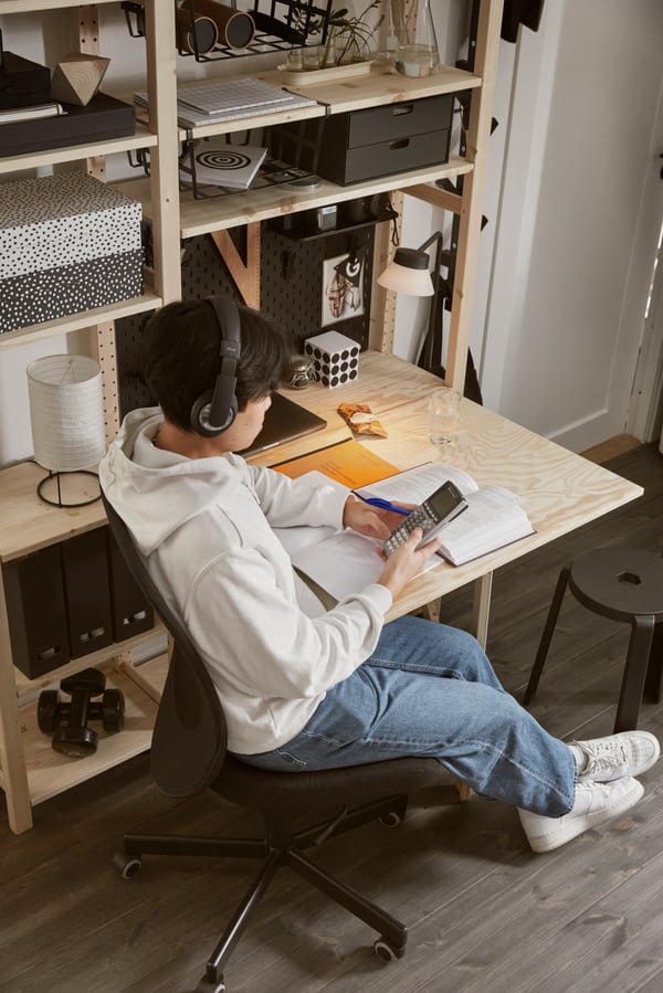 A black/white SAMBORD desk lamp