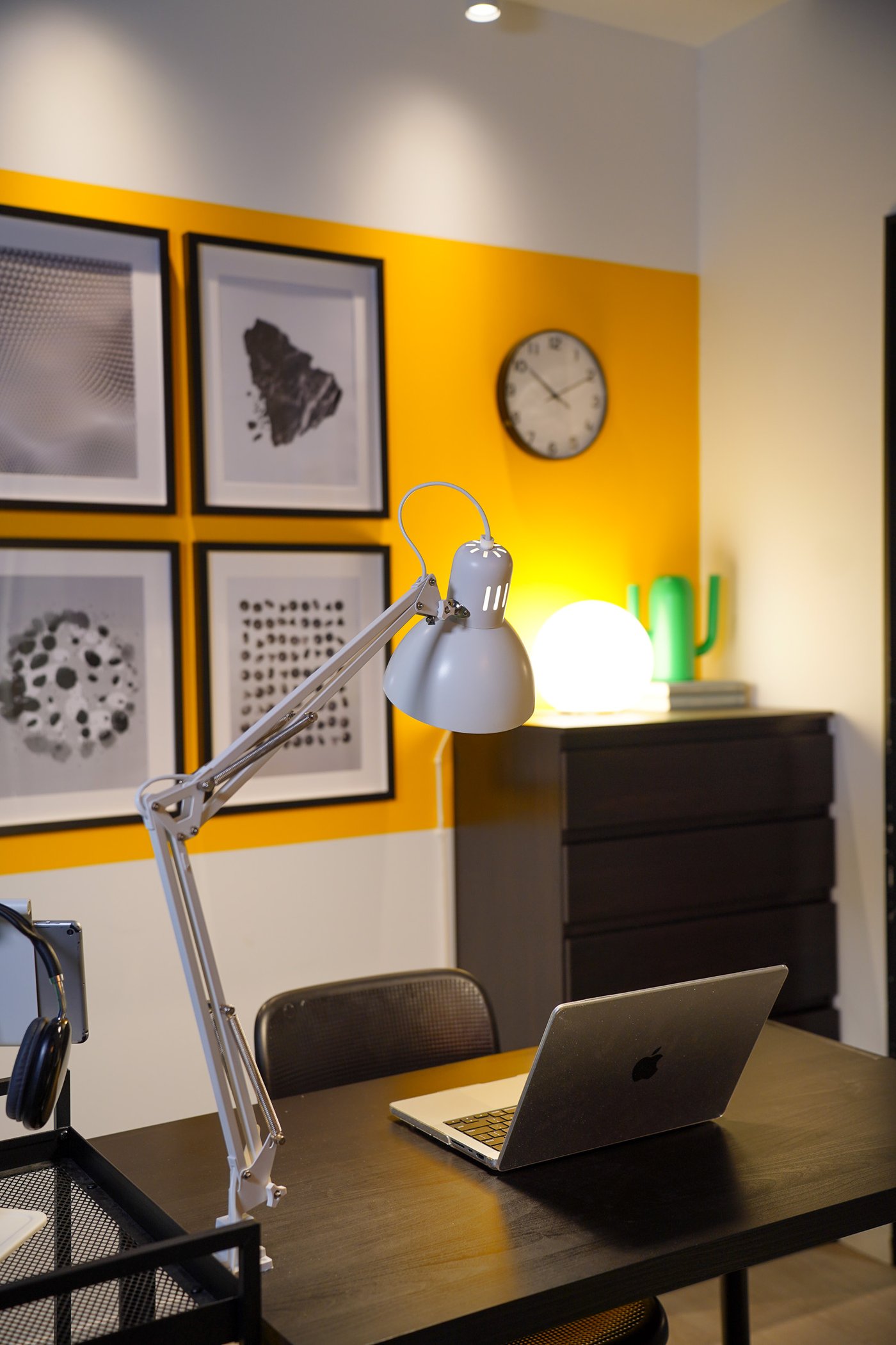 A black SMÄLLEN swivel chair