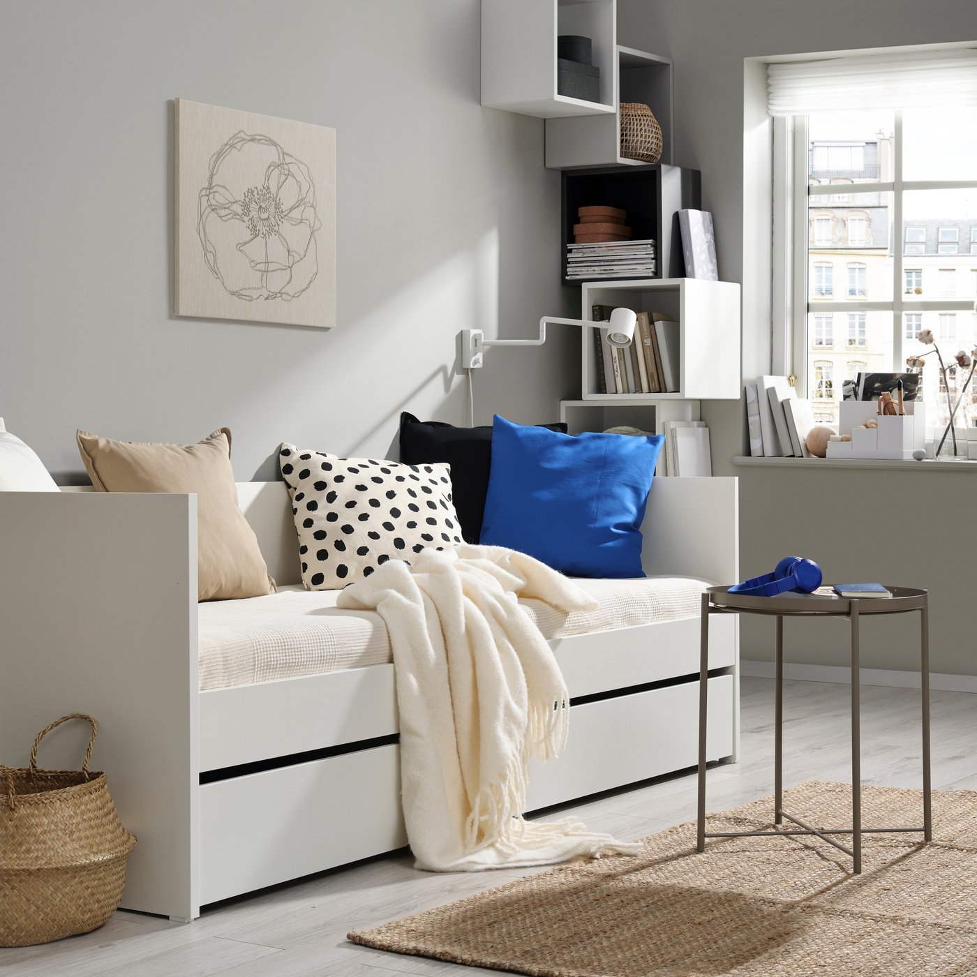 A white VIHALS trundle bed in the bedroom