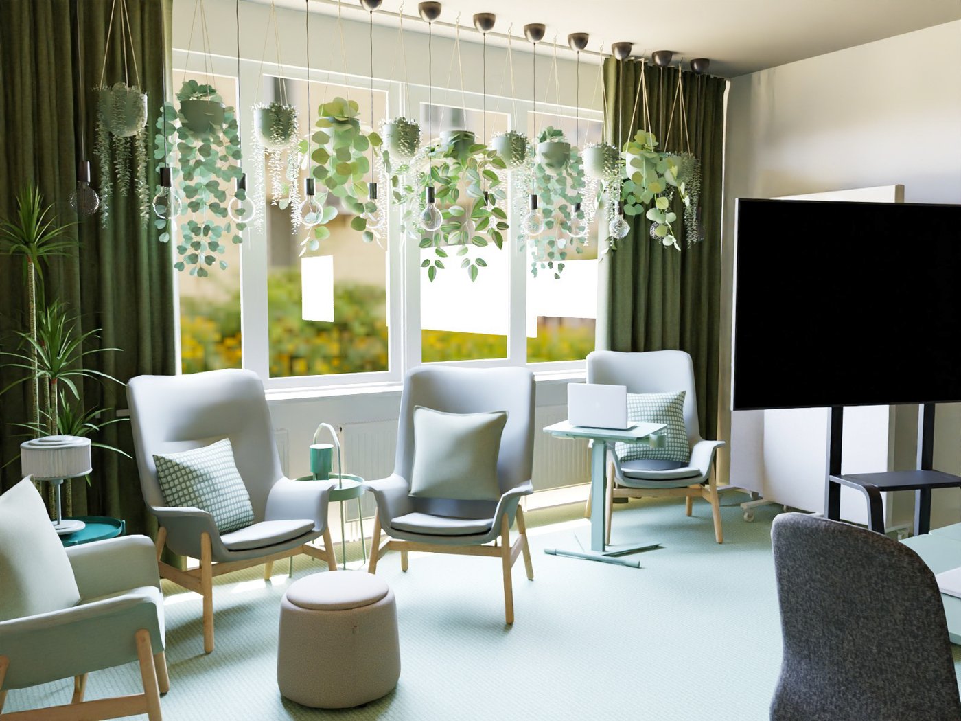 Teil eines Konferenzraums. Blick auf ein Fenster mit Vorhängen und Pflanzen, die von der Decke herabhängen. Vor dem Fenster Sessel, Hocker und Beistelltische mit dekorativen Gegenständen und Beleuchtung. Rechts ein Monitor.