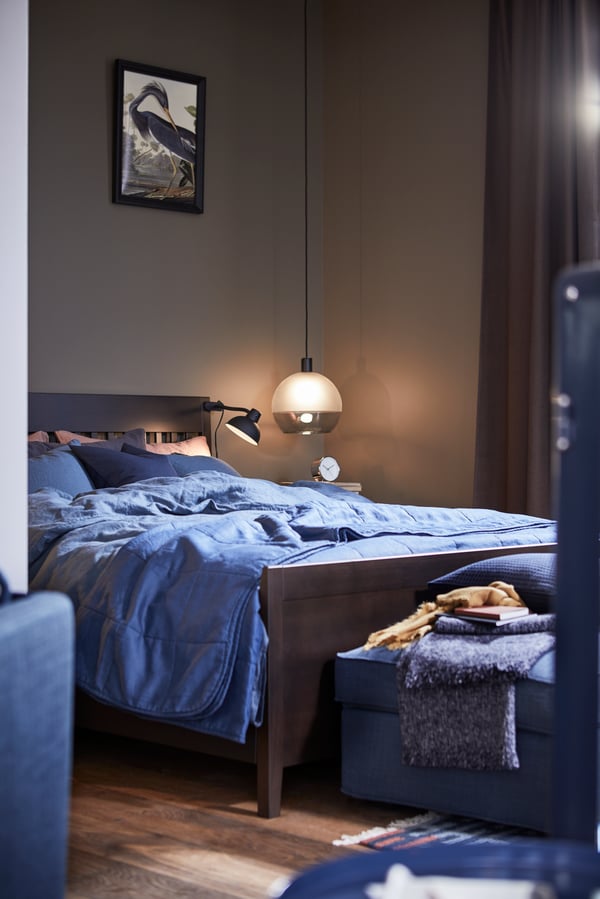 A dark blue PUDERVIVA duvet cover and pillowcase in the bedroom