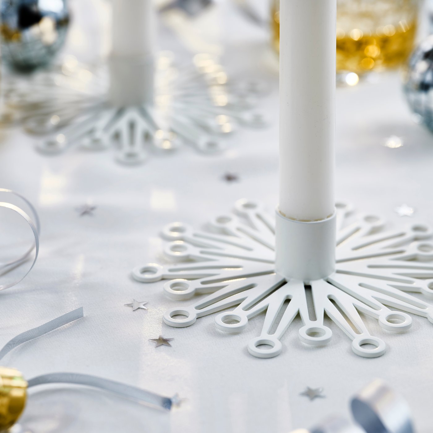 En hvid stjerneformet lysestage.