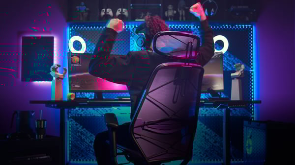 A black HUVUDSPELARE gaming desk