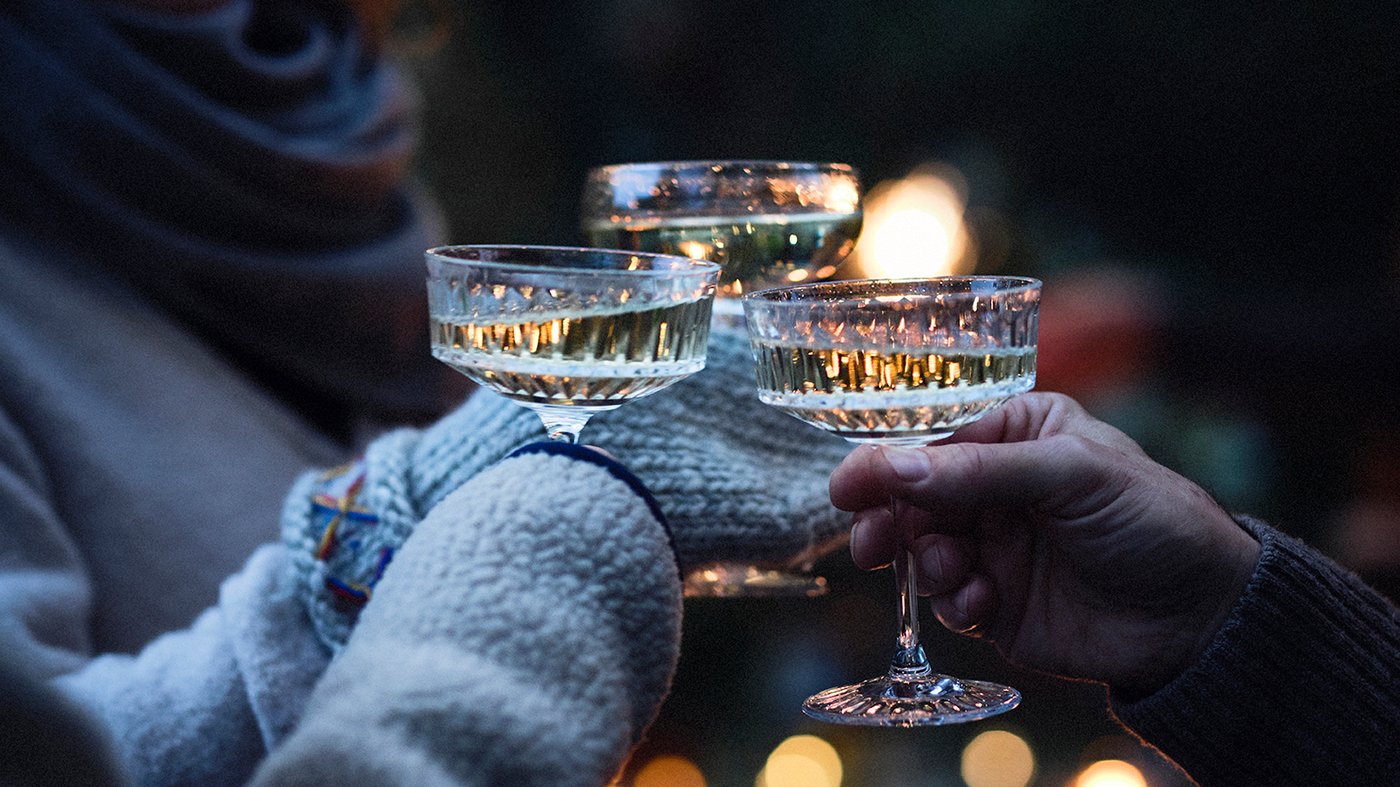 Julen er tid for innekos, men det er jo helt magisk om man kan ta med seg pledd, varme drikker og skape magi ute også. Inviter naboen over, ta frem bålpannen og skap vintermagi.