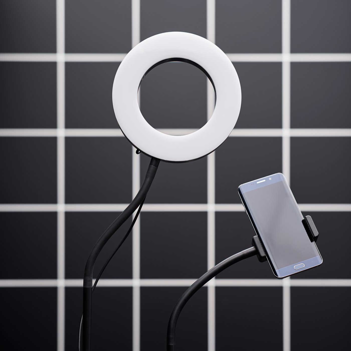 A LÅNESPELARE ring light with phone holder in the home office