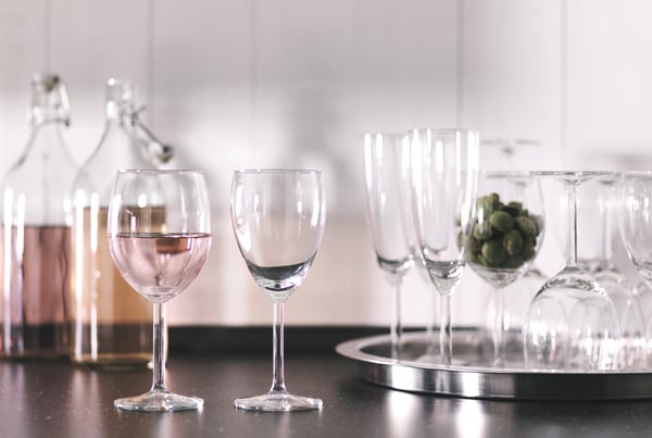 Una copa de vino blanco SVALKA de cristal transparente.