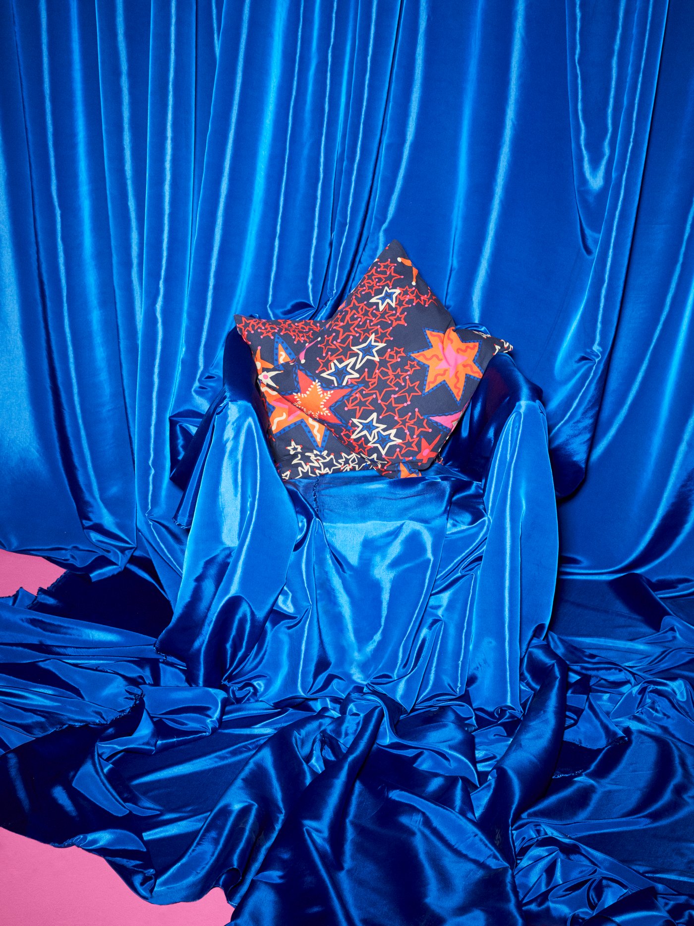 Pink and blue KARISMATISK boxes and gold storage cases are stacked on top of each other; flowers are in the boxes.