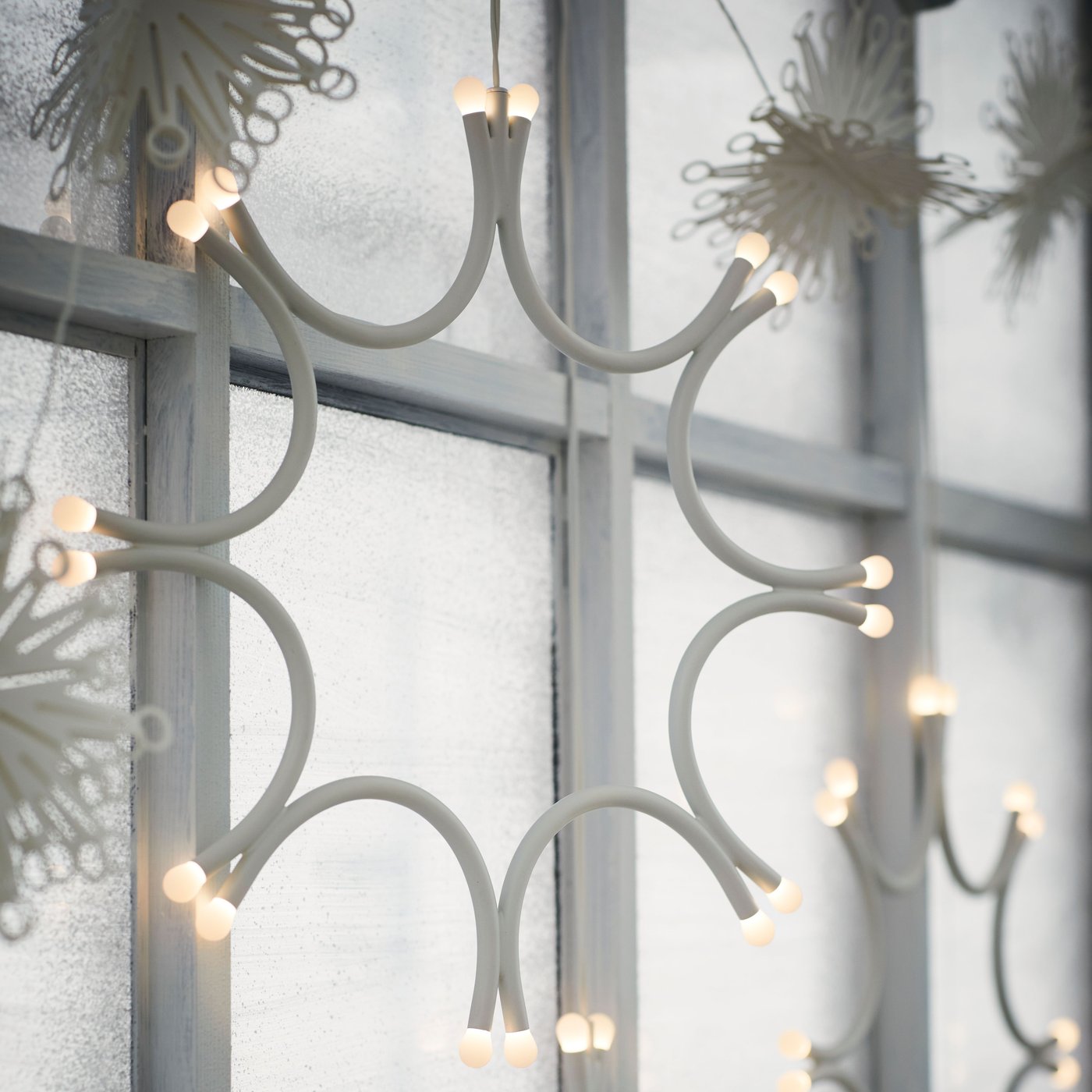 A battery-operated white FRÖJDA pendant lamp