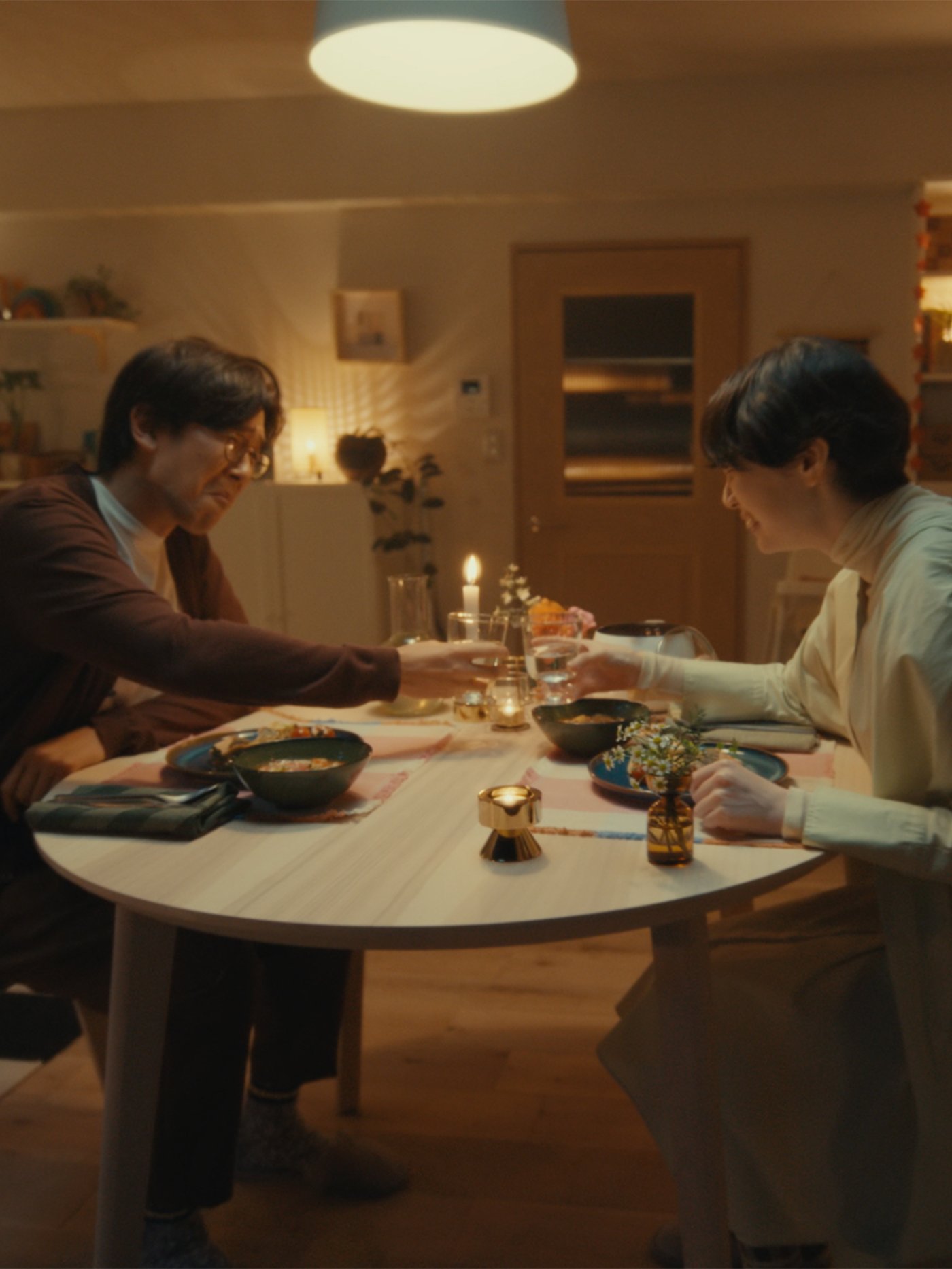 自宅で夕食をとるカップル