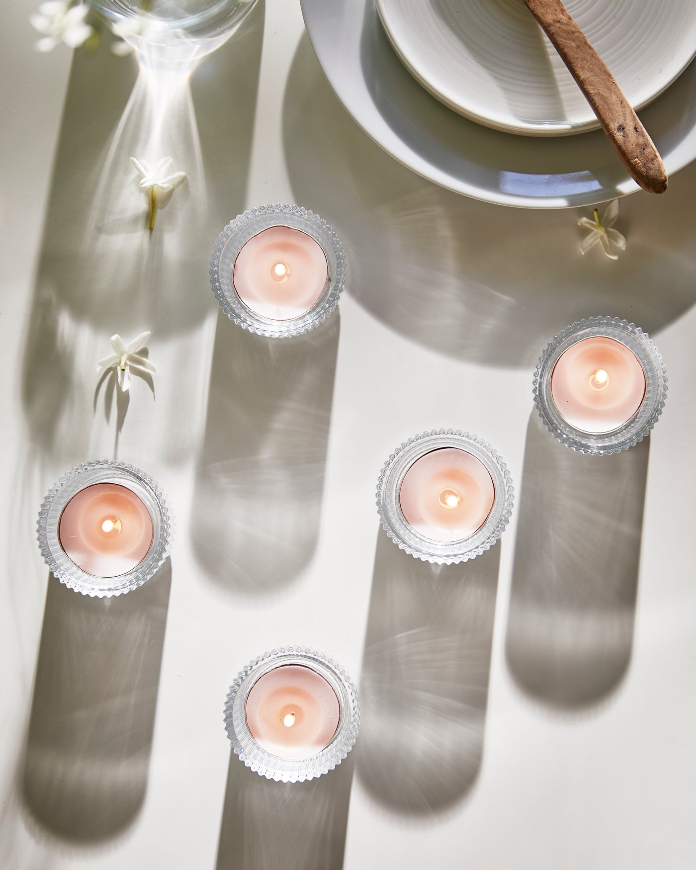 Čajové svíčka LUGNARE s vůní jasmínu a růže na bílém pozadí.