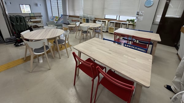 四角や丸いテーブルに、赤や青、白い椅子が並べられている。