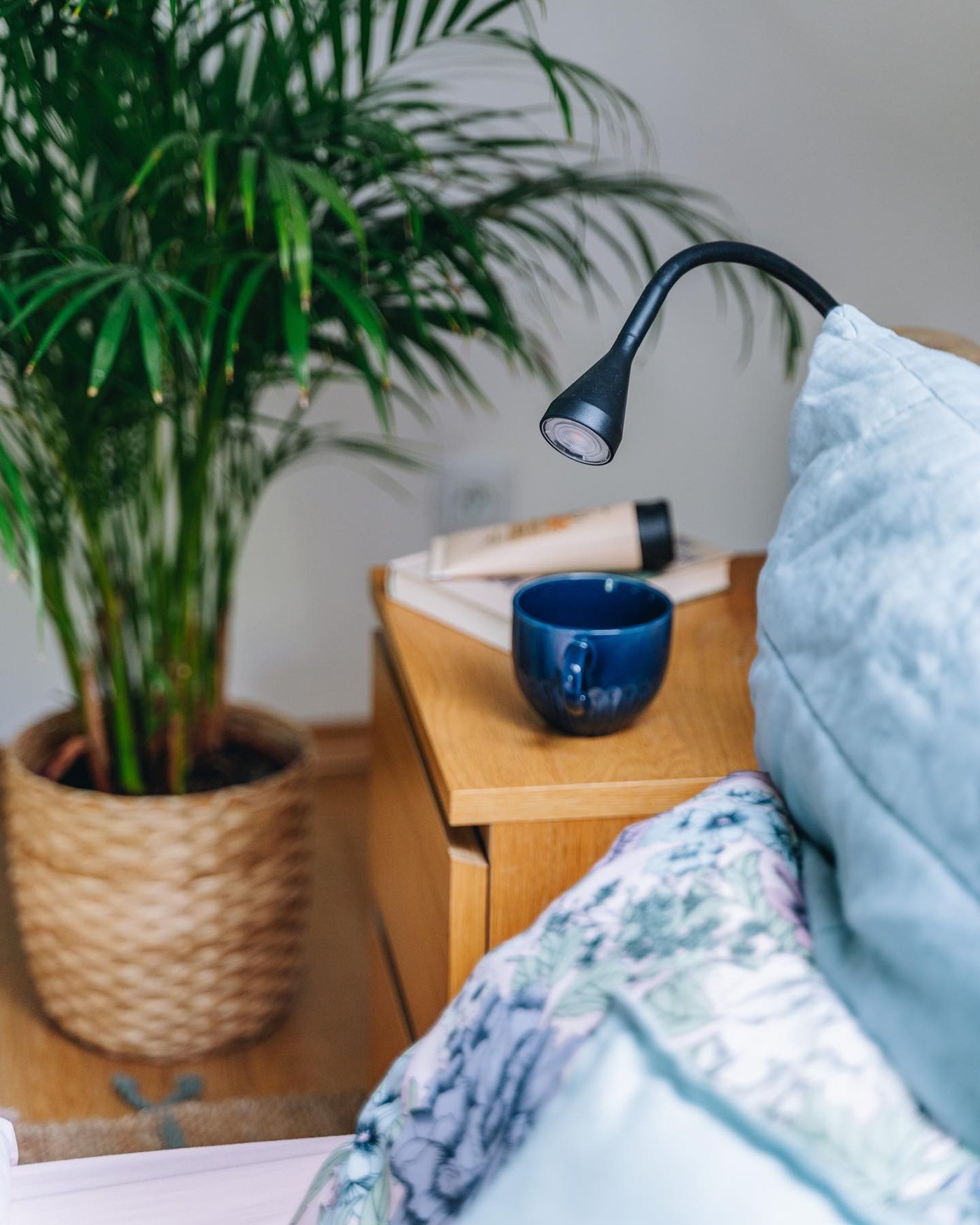 Una taza STRIMMIG azul de gres