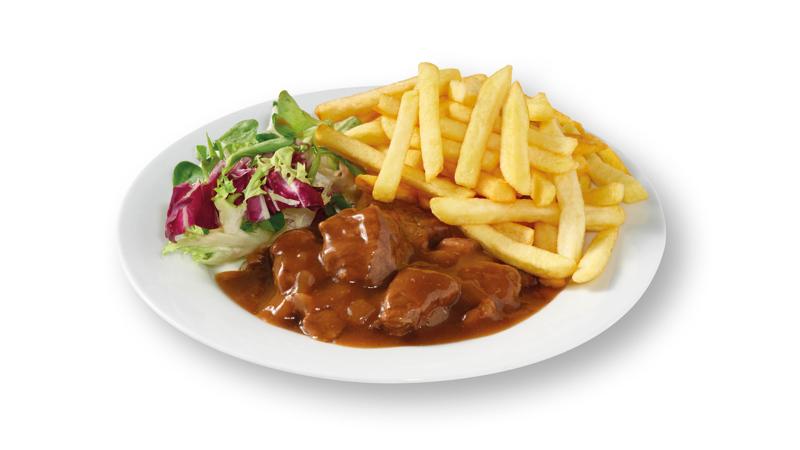 Bord met stoofvlees in bruine saus, krokante frieten en frisse salade, klassiek Belgisch gerecht.