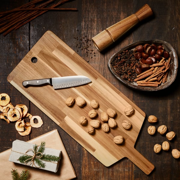 An oak/veneer SKOGSÅ worktop in the kitchen
