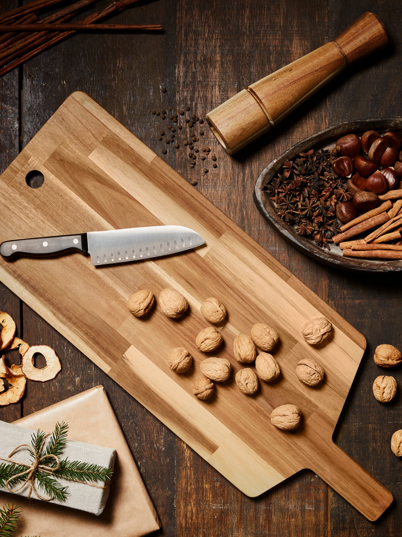 An oak/veneer SKOGSÅ worktop in the kitchen