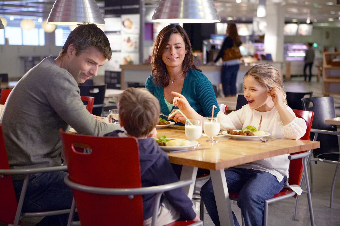 familia comiendo en restaurante con niños