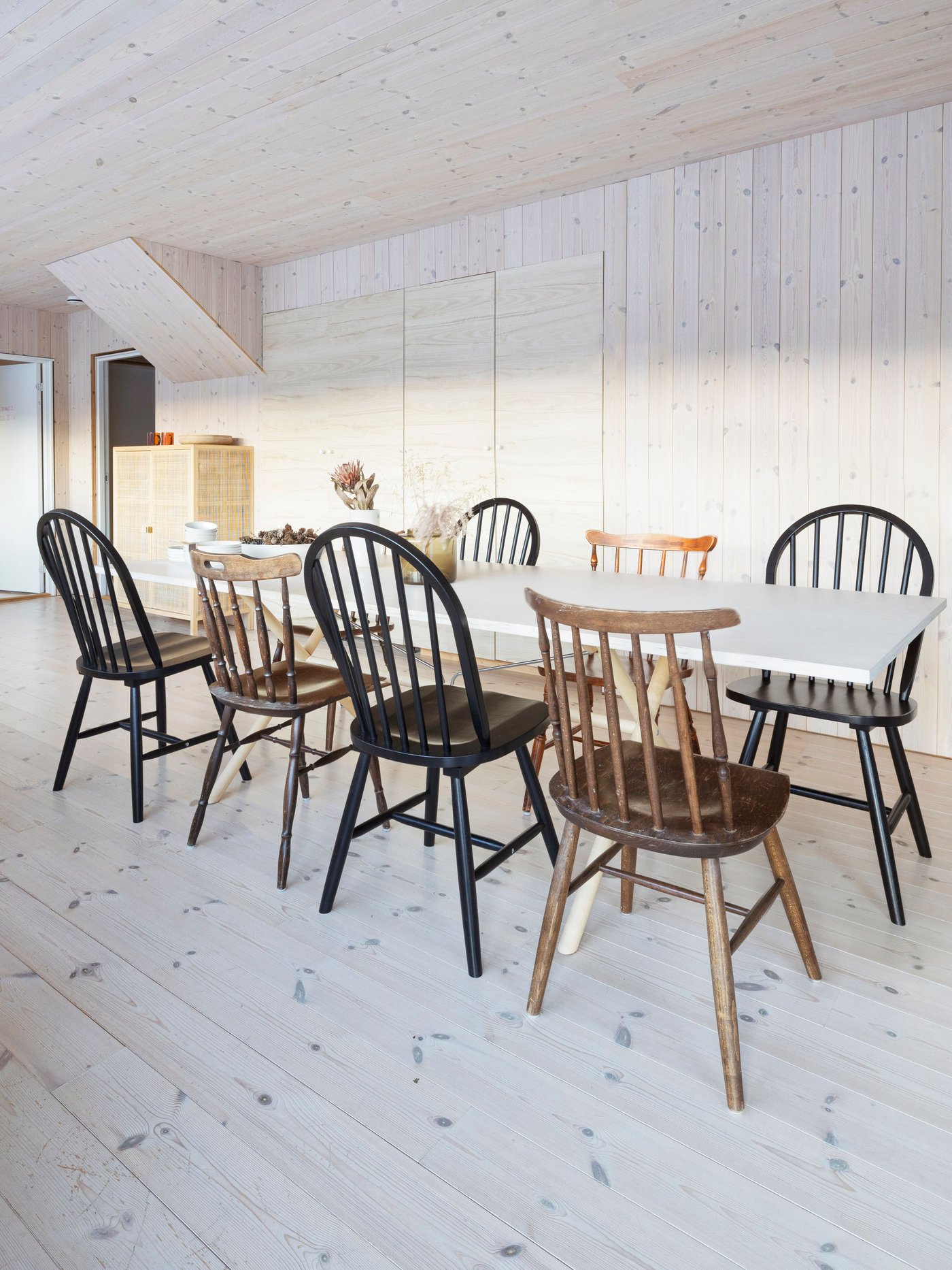 Una cadira SKOGSTA negra.