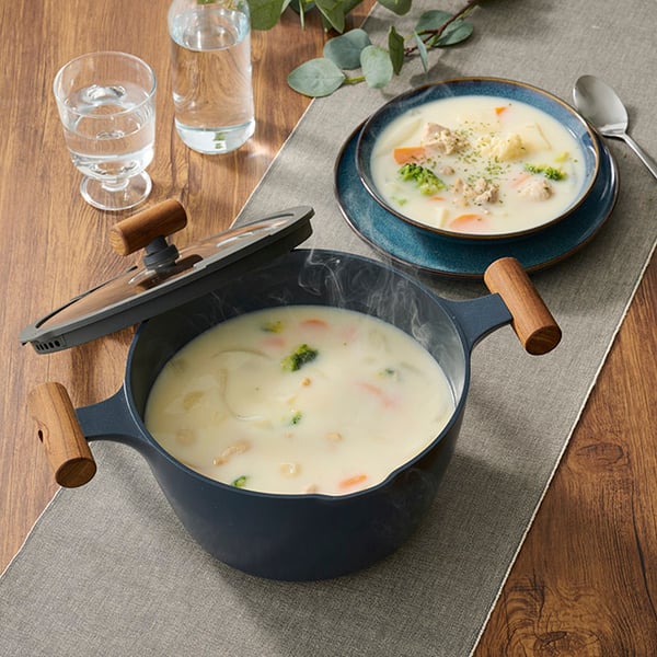 A blue GLADELIG plate