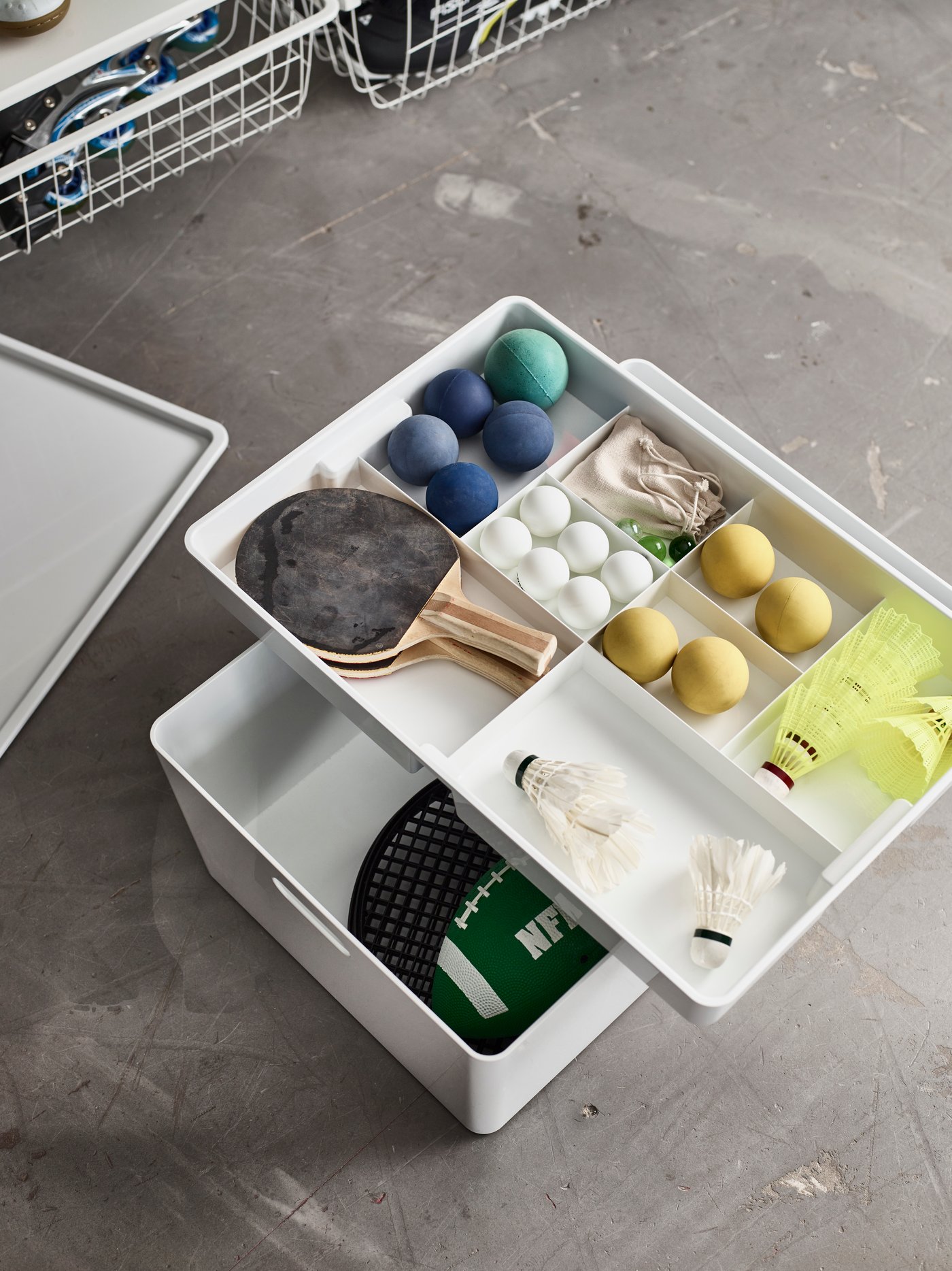 naplněný organizér sportovními potřebami