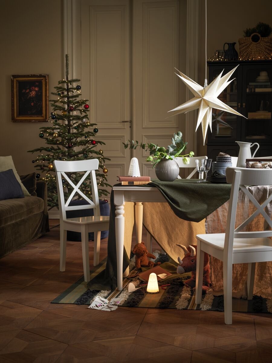 Un vase gris VANLIGEN dans la salle à manger