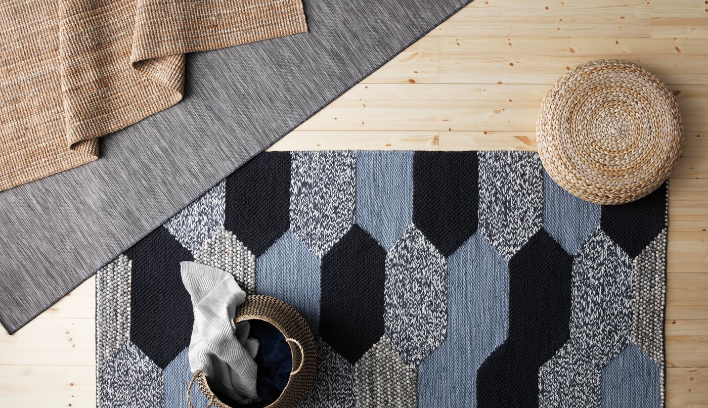A handmade grey KOLLUND rug, flatwoven in the living room